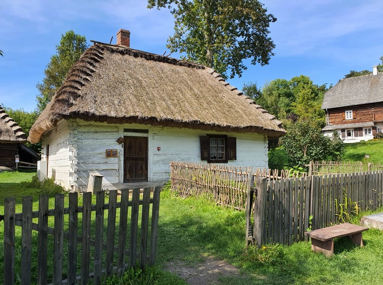 chata chłopska latem, pochodząca z Muzeum Wsi Lubelskiej