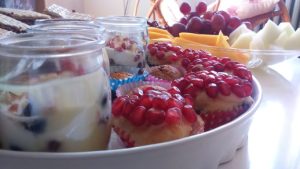 Obrazek przestawia słodkości, babeczki i owoce